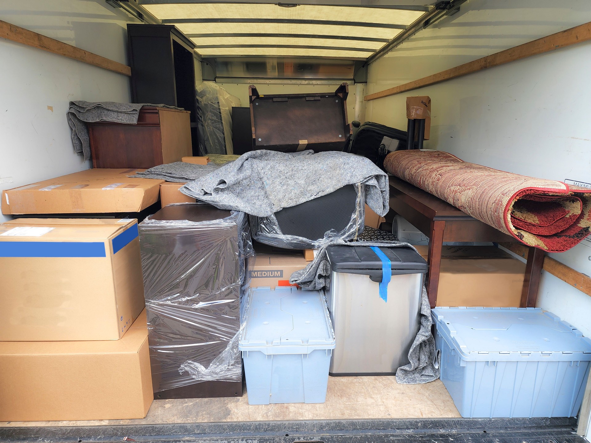 Bewegliches Van-Interieur.  Verpackt für eine Umzugsreise.  Umzug, ab aufs College, neuer Job.